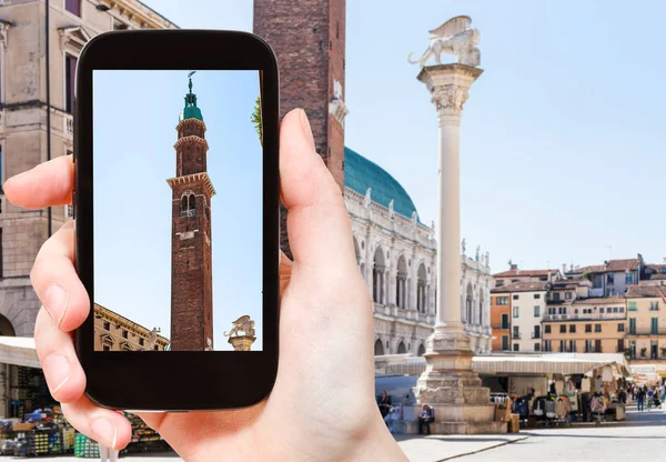 Tourist photographs Piazza dei Signori in Vicenza — ストック写真