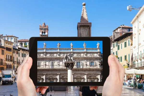 Tourist photographs Piazza delle Erbe in Verona — ストック写真