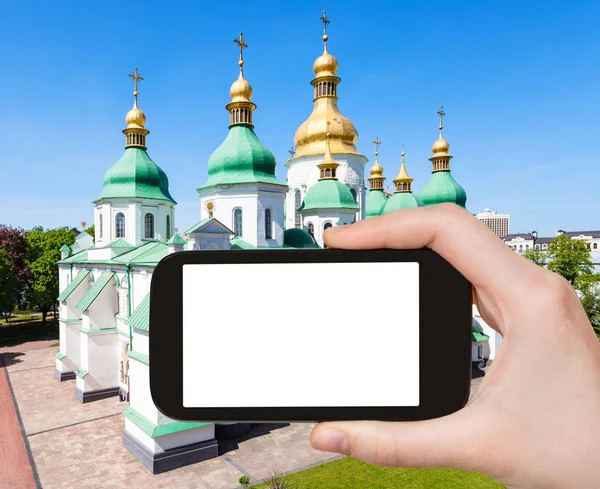 Tourist photographs Saint Sophia Sobor in Kiev — Stock Photo, Image