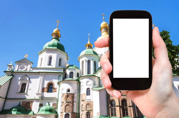 Tourist photographs Saint Sophia Cathedral in Kiev — Stock Photo, Image