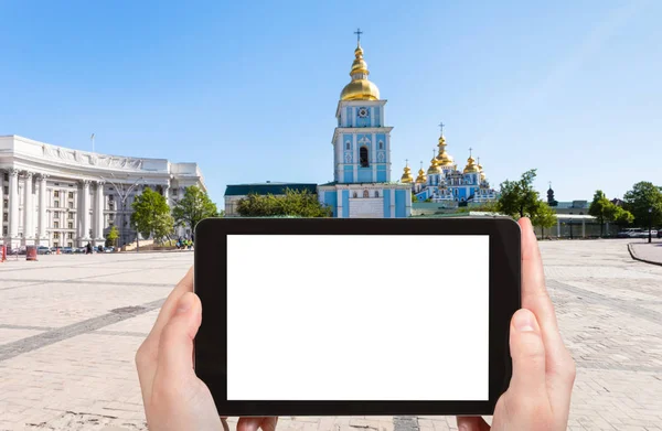 Tourist photographs St Michael Monastery in Kiev — Stock Photo, Image