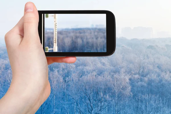 Turist fotoğraf termometre içinde soğuk kış günü — Stok fotoğraf