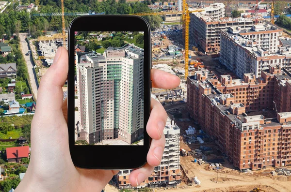 Tourist photographs construction site in Moscow — Stock Photo, Image