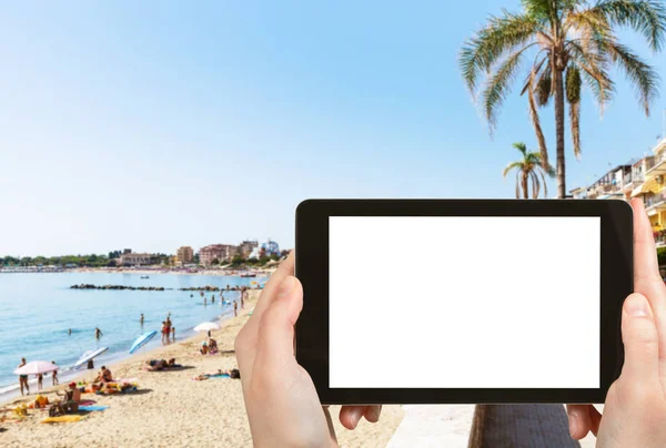 Toeristische foto's stedelijke strand van Giardini-Naxos — Stockfoto