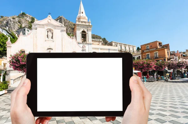 Tourist photographs piazza 9 aprile in Taormina — Stock Photo, Image