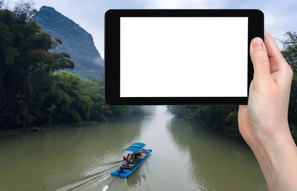 Toeristische groepsfotos boot op de rivier in Yangshuo — Stockfoto