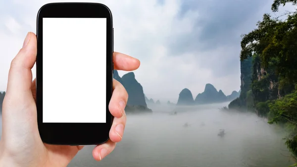 Fotogrammi turistici nebbia sul fiume a Yangshuo — Foto Stock