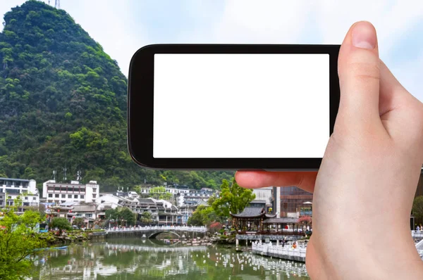 Touristen fotografieren Yangshuo Stadt im Frühling — Stockfoto