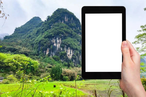 Turist fotoğraf karstik dağ Yangshuo içinde — Stok fotoğraf