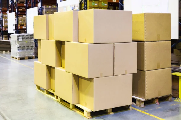 Paketerade lådor och kartonger på träpallar — Stockfoto