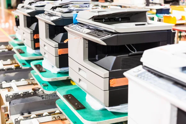 Novas copiadoras montadas em linha na fábrica — Fotografia de Stock