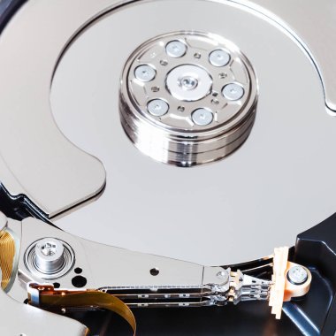 baş ve dahili sabit disk sürücüsündeki tabağı