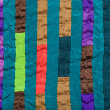 dikişli patchwork başörtüsü üzerinden dar şeritler