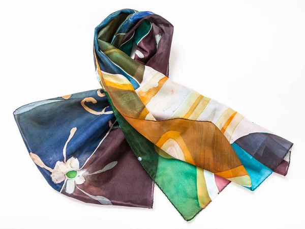 Сложенный вручную покрашенный шелковый шарф батик на белом — стоковое фото