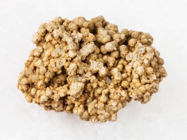 beyaz üzerine kaba kalsedon taş