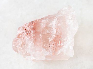 rose kuvars gemstone beyaz üzerine kaba kristal