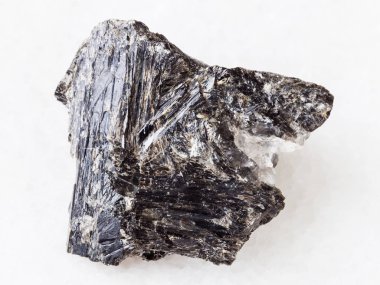 ham Gedrite taş üzerine beyaz