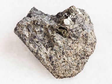 Beyaz üzerinde phlogopite taşla kaba peridotite