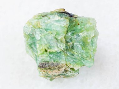 chrysopal taş beyaz üzerine kaba kristal