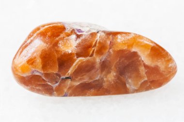 Beyaz parlak tinaksite değerli taş