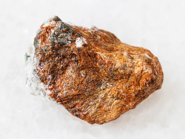 Сырой норманитовый камень на белом — стоковое фото