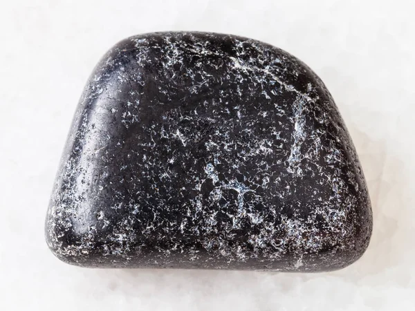 Полированный хромитовый камень на белом — стоковое фото