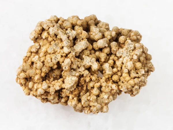 beyaz üzerine kaba kalsedon taş