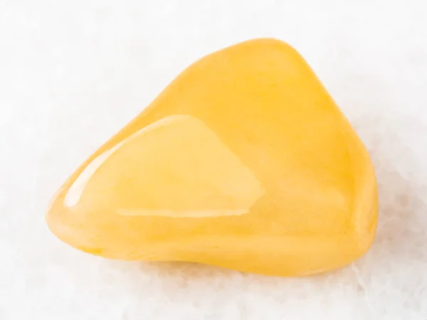 Caído amarelo Aventurine pedra preciosa no branco — Fotografia de Stock