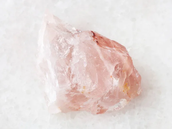 Cristal crudo de piedras preciosas de cuarzo rosa sobre blanco — Foto de Stock