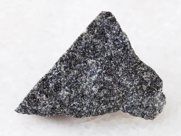 Olivinite surový kámen na bílém — Stock fotografie