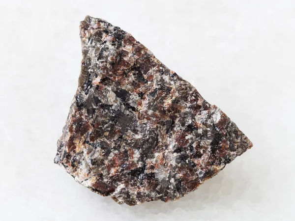 Piedra de urtita esparcida áspera sobre blanco — Foto de Stock