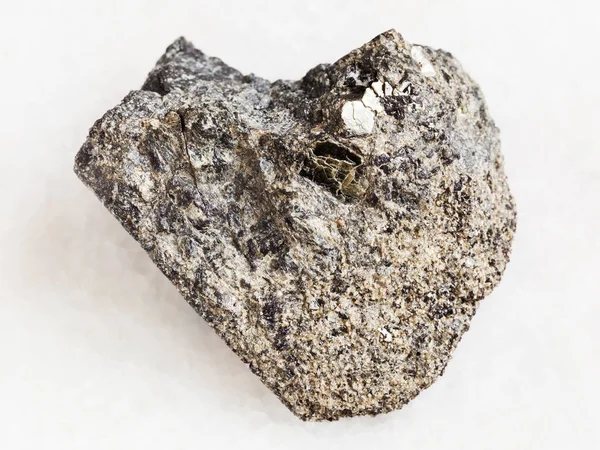 Pedra peridotita áspera com phlogopite no branco — Fotografia de Stock