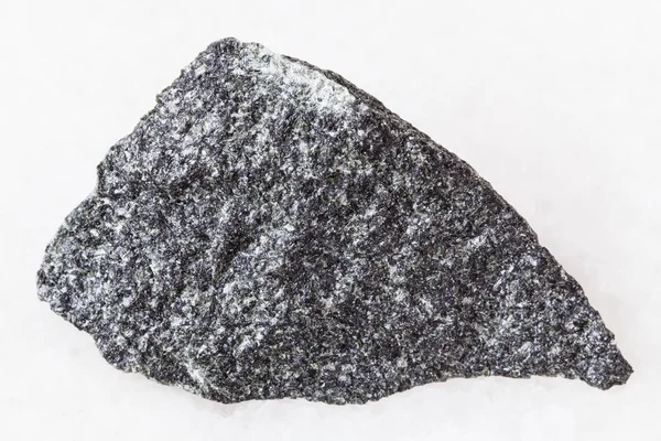Grov diabas (diabas) sten på vit — Stockfoto