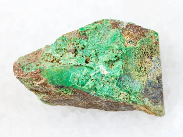 未加工的 Garnierite (镍矿石) 石头在白色 — 图库照片