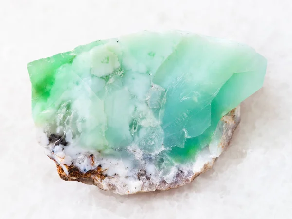 Chrysoprase taş beyaz üzerine ham kristal — Stok fotoğraf