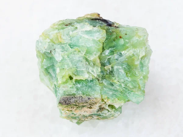 chrysopal taş beyaz üzerine kaba kristal