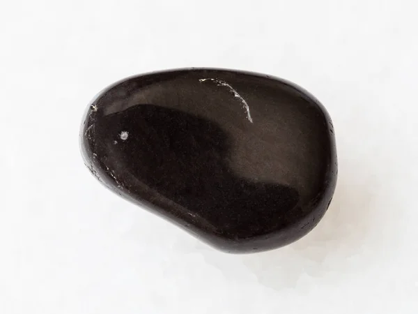 Полірований чорний обсесидський камінь на білому — стокове фото