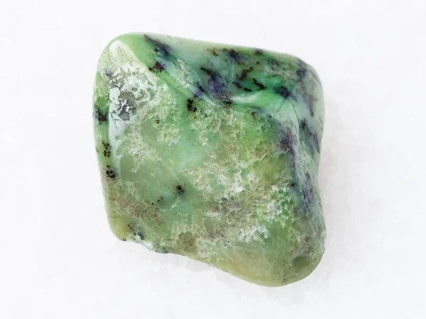 Piedra preciosa de granate Grossular verde caído sobre blanco — Foto de Stock