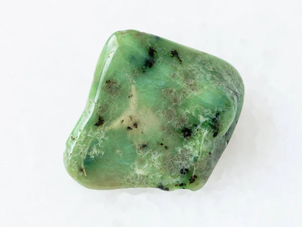 Pedra preciosa granada Grossular verde polido no branco — Fotografia de Stock