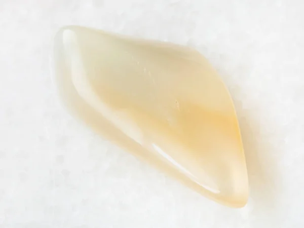 Gelber Mondstein (adularia) edelstein auf weiss — Stockfoto