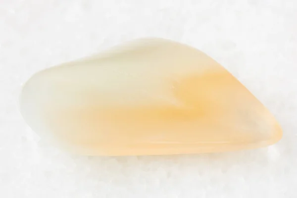 Tumlade gul Månsten (adularia) pärla på vit — Stockfoto