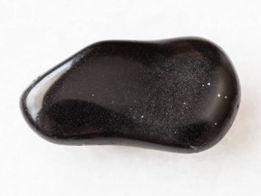 Beyaz parlak siyah volkanik taş