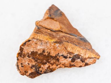 Beyaz taşa ham tiger-eye