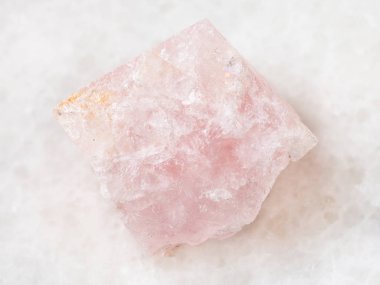 morganite (pembe beryl) beyaz üzerine kaba kristal