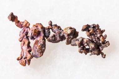 beyaz üzerine ham yerli bakır