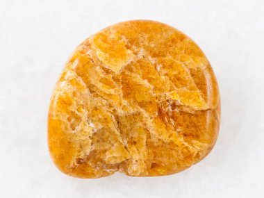 Beyaz parlak Clinohumite değerli taş