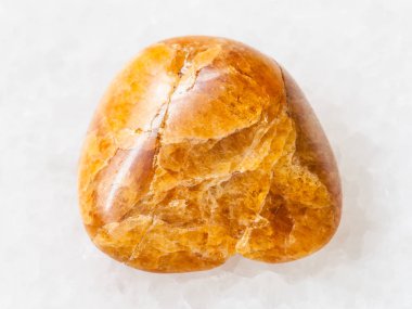 Beyaz eskitme Clinohumite değerli taş