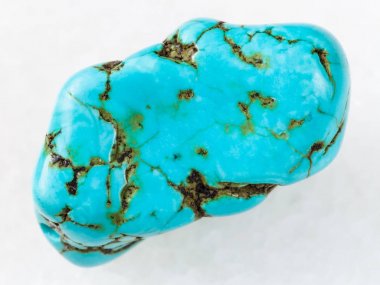 Beyaz taşa eskitme mavi howlite (turquenite)