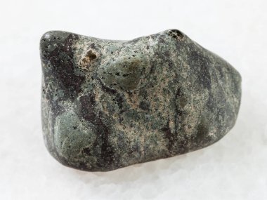 Beyaz eskitme Suevite taşa