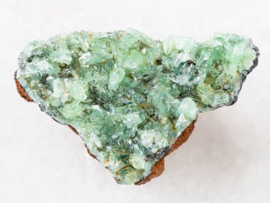 Anapaite taş beyaz üzerine ham kristalleri